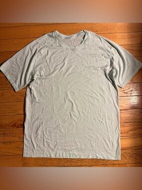 Lululemon Men's Large Lightweight Crew Neck Shirt - Pale Mint